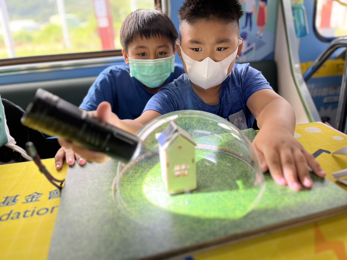 圣淘沙參與基礎科學主題車廂，以STEAM教學精神，設計「逐日科學家」、「太陽能工程師」以及「淨零建築師」三大能源科普課程和實驗